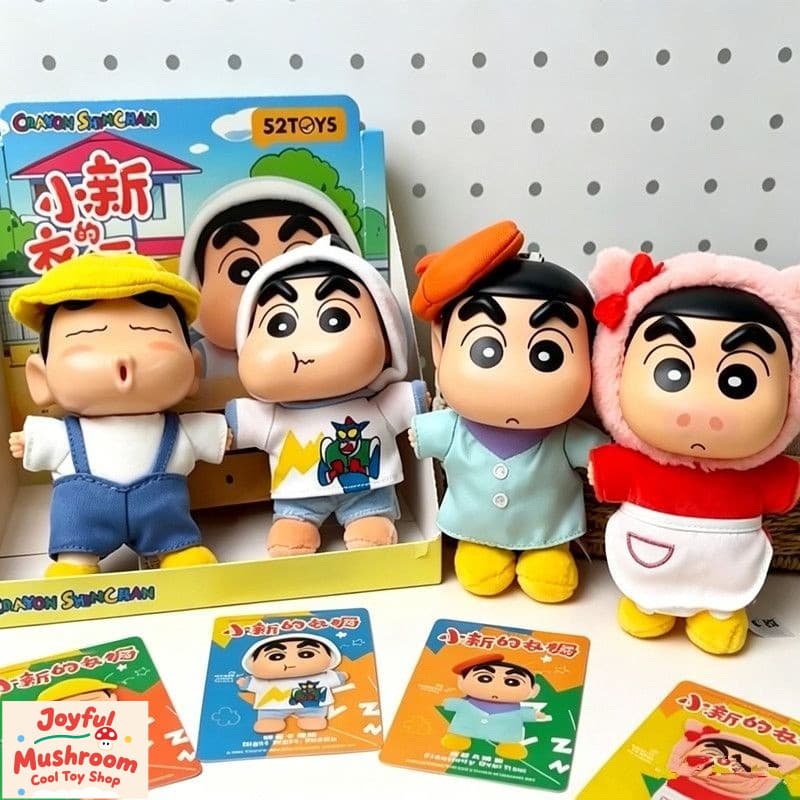 [Autêntico] Pingente de Pelúcia do Guarda-Roupa do Crayon Shin-chan - Chaveiro Divertido e Fofo do Shin-chan com Roupa T