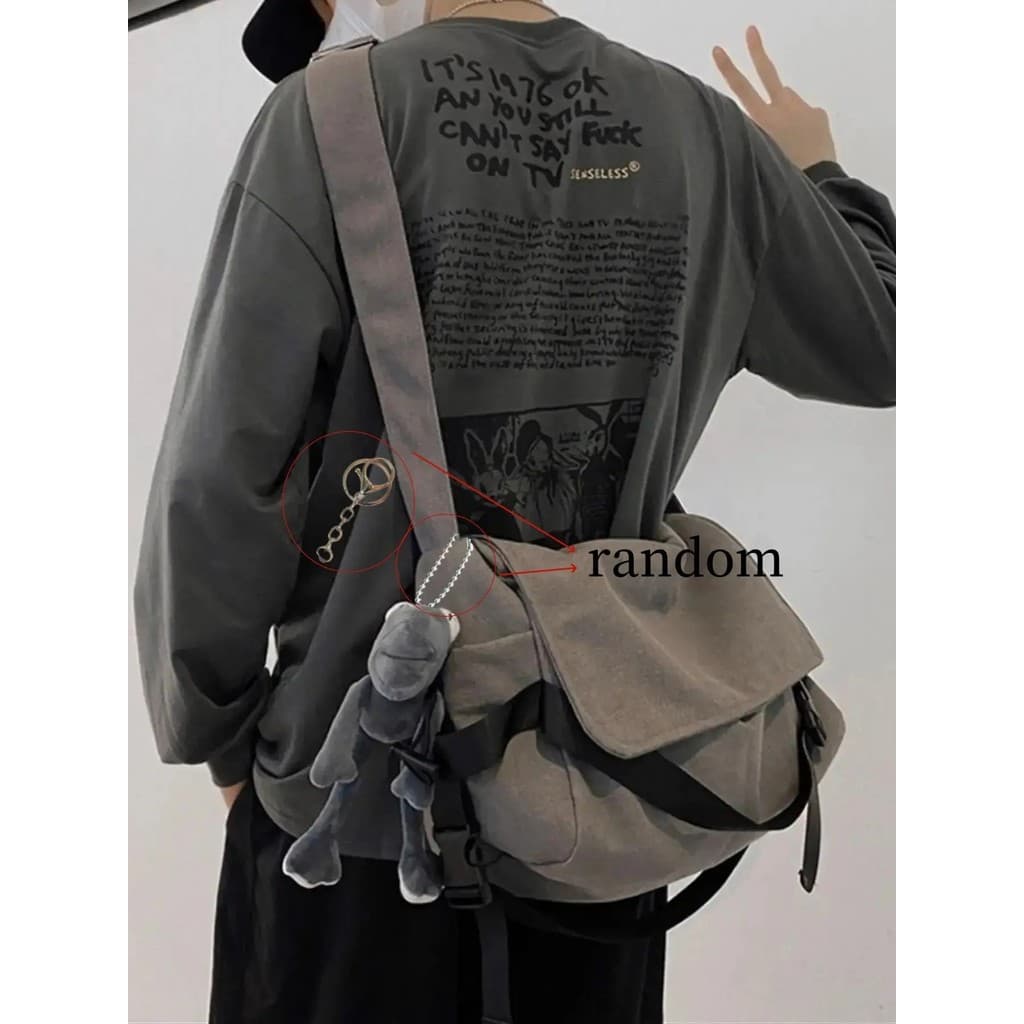 Bolsa Transversal Masculina de Lona Lisa, Bolsa Transversal Versátil e Moderna de Cor Sólida com Pingente de Desenho Ani