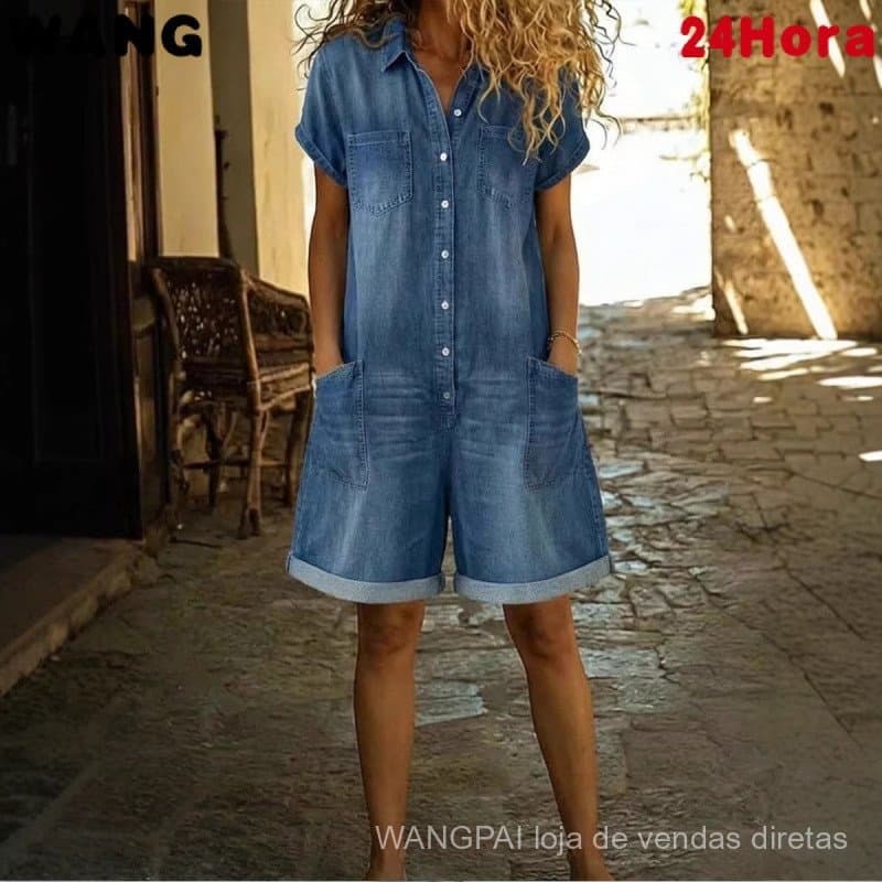 Macacão Curto Feminino de Denim Lavado com Múltiplos Bolsos e Corte Solto