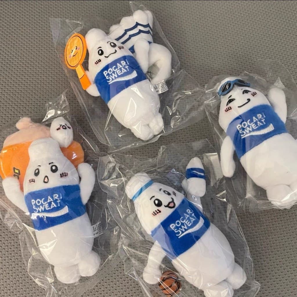 Pocari Xiaobao Boneca Esportiva Badminton Tênis de Mesa Natação Basquete Pingente de Pelúcia