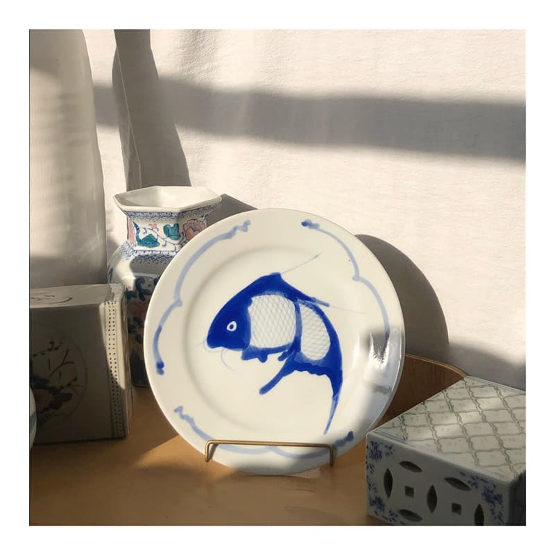 Prato de carpa azul e branco dos anos 80, prato antigo, bandeja de chá, acessórios de arte de chá, pires, ornamentos nos