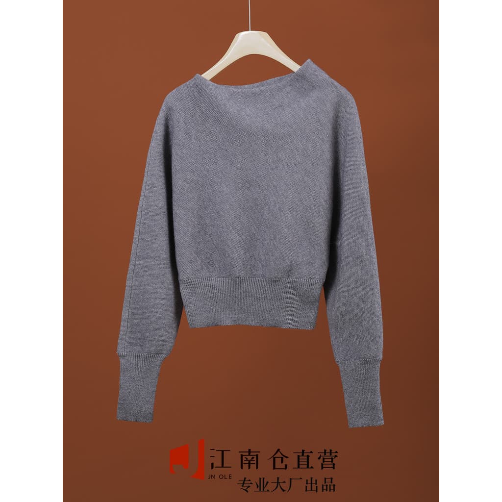 Armazém Jiangnan [Ai] Especial ~ 66 Lã + 28 Caxemira! Suéter feminino de ombro inclinado com manga morcego cinza fumaça