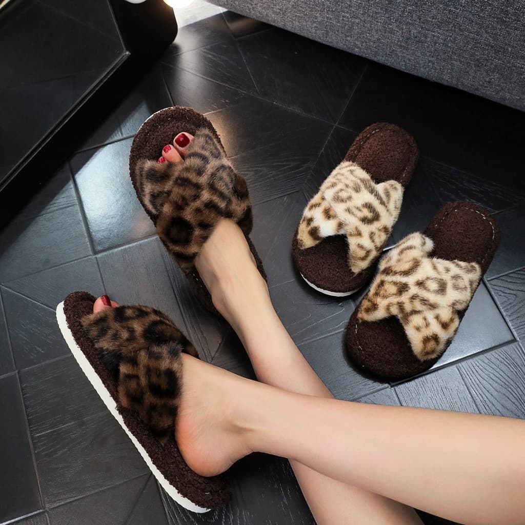 Chinelo Feminino de Pelúcia Estampa Onça Outono Inverno Uso Interno e Externo Antiderrapante Macio