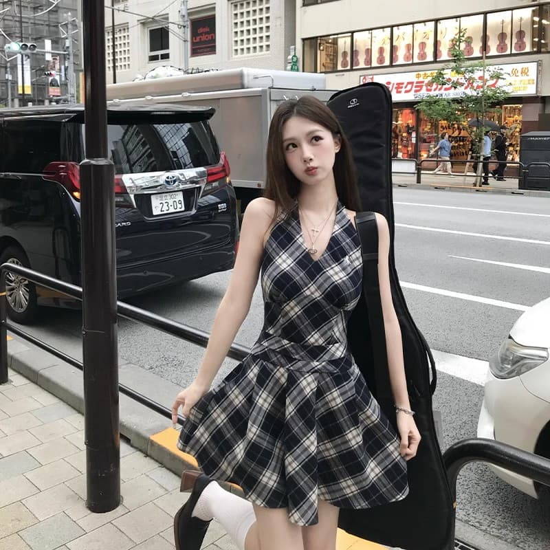 ❤️Francês com decote em v Halterneck vestido xadrez feminino 2025 verão novo estilo temperamento fino-ajuste pequena sai