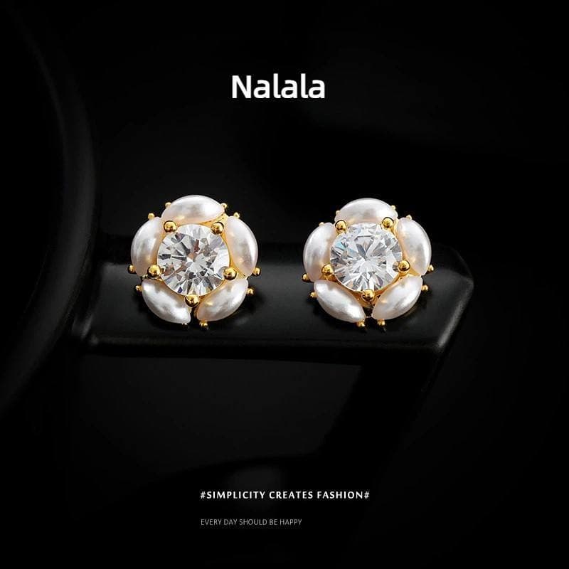 Brincos Elegantes Para Meninas Com Flores De Pérola , design De Pétala De Luxo Leve De Nicho , Zircão super flash