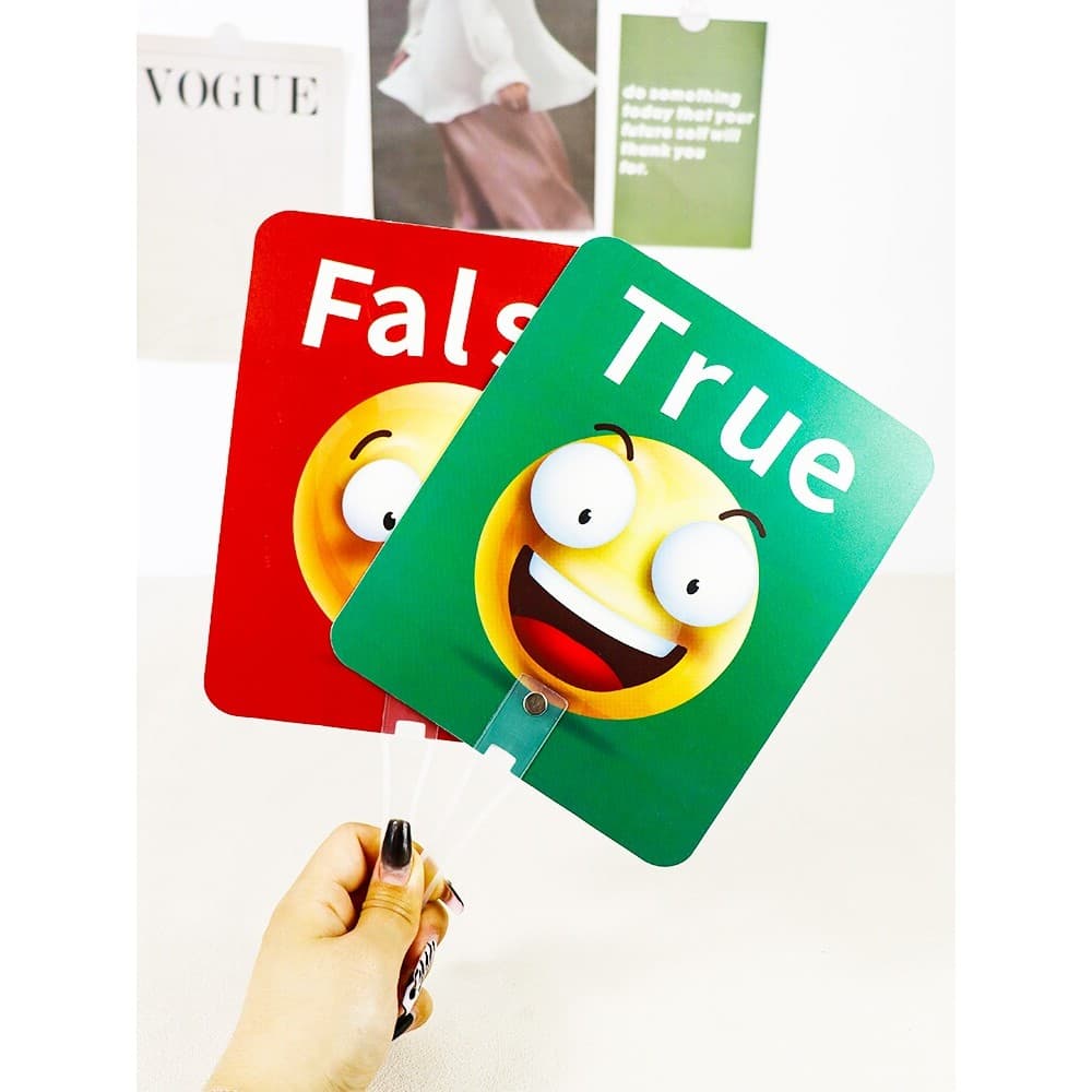 R Direita Mão Errada Segurando Cartões Expressão Dupla Face Agree Objetiva Competição em Inglês Comentário Pontuação Car