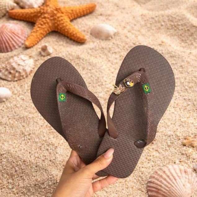 Chinelo  Top + Pingente Tucano, Coqueiro e Bandeira do Brasil