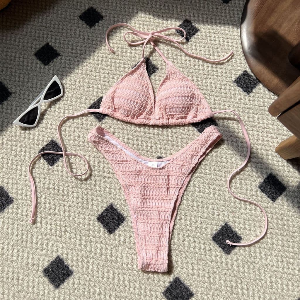 Biquíni de duas peças com alças ajustáveis, doce e sensual.