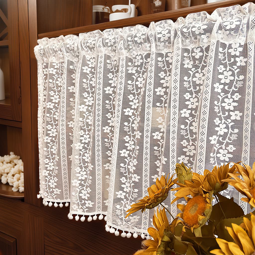Cortina curta de renda com estampa de rosas e pompons brancos na parte inferior, com passa-varão, cortina blackout para