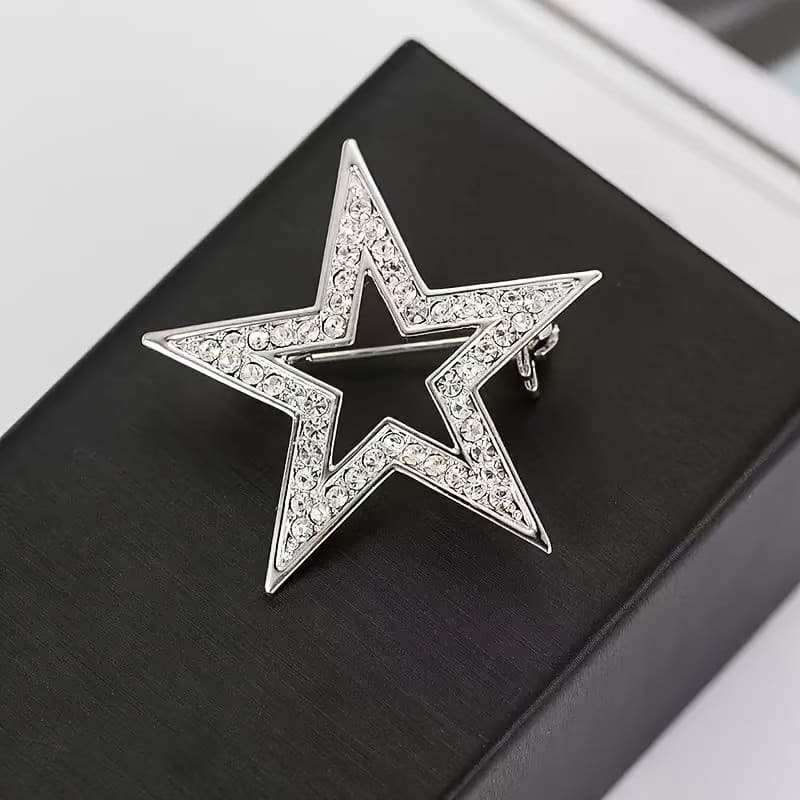 Um broche em forma de estrela totalmente cravejado de diamantes, adequado para mulheres usarem, pode ser combinado com t