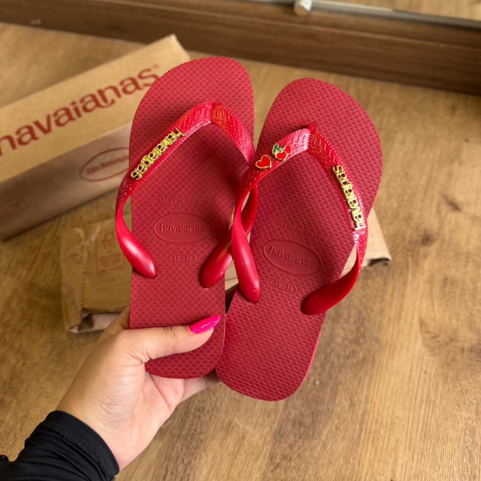 Havaianas Top + Placa Logo Dourada + Pin Cereja e Coração