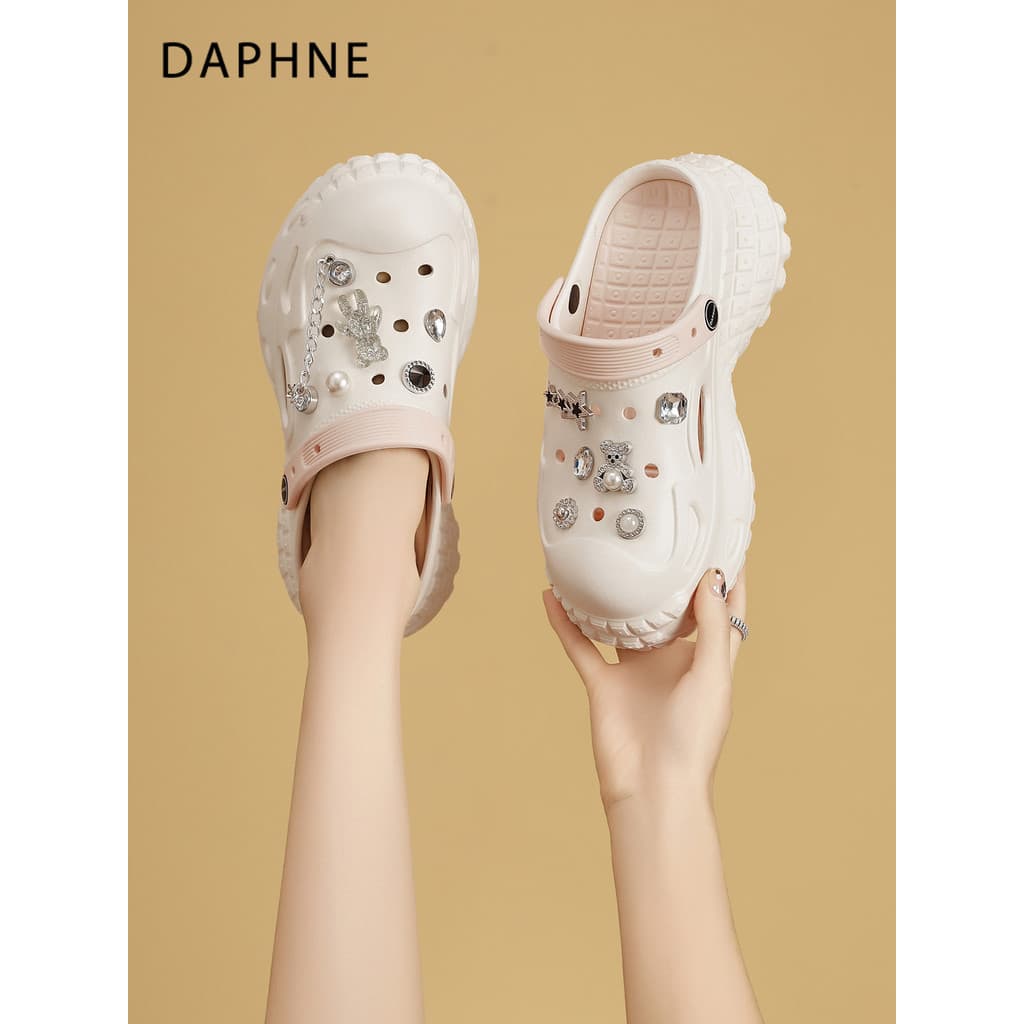 Daphne sapatos femininos de sola grossa com buraco 2026 verão novo estilo exterior aumentando sandálias Baotou chinelos