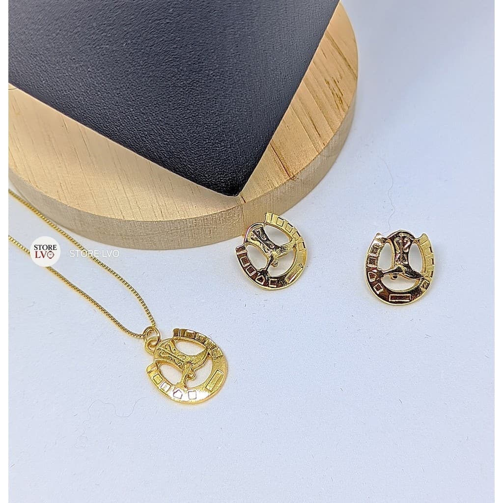 Kit Conjunto Colar e Brincos Ferradura Bota + Par de Brinco Antialérgico Folheado a Ouro Feminino Moda Festas Country