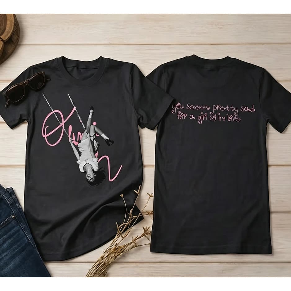 Camiseta Masculina Feminina Oversized Estampa Dupla Face Olivia Rodrigo Menina no Balanço Frase Rosa T-shirt