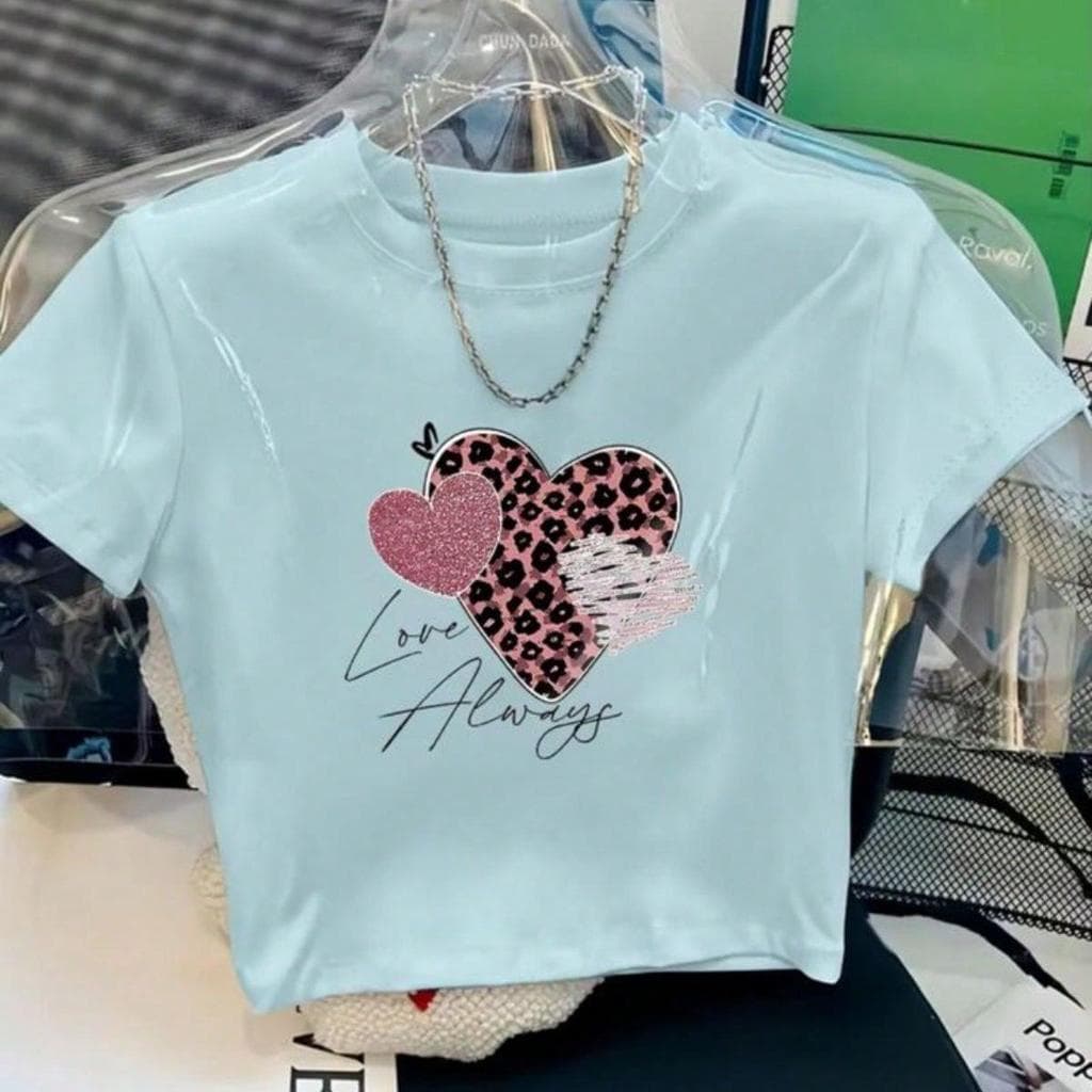 Cropped Camiseta Feminino Estampa Love Corações de Leopardo Top de Manga Curta Tecido de Algodão