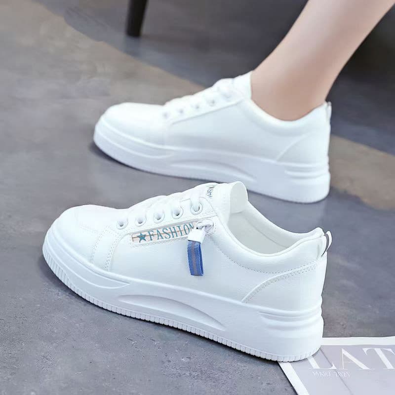 Saia combinando sapatos brancos femininos primavera 2026 novo estilo na moda all-match esportes casuais sapatos de viage