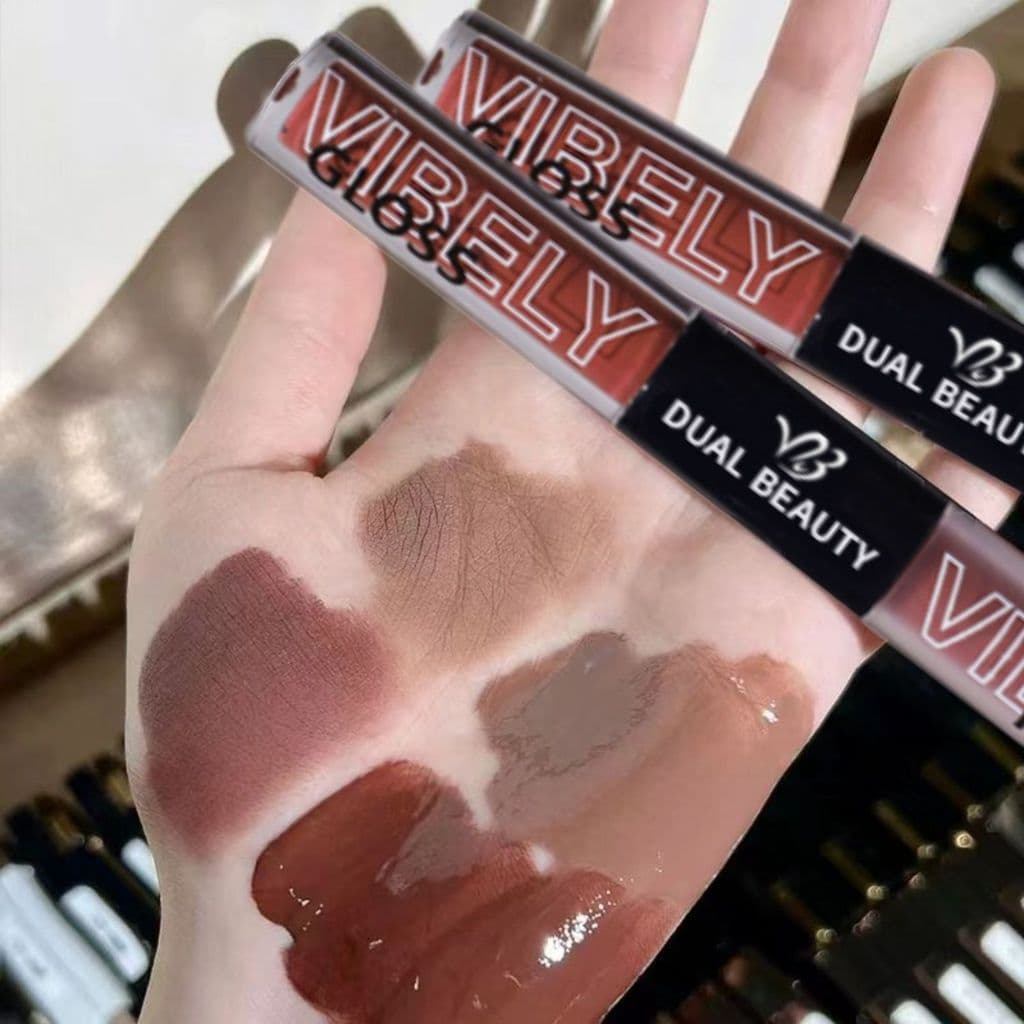 Gloss labial de dupla função, batom cremoso com acabamento fosco e brilho espelhado, de longa duração, não desbota e não