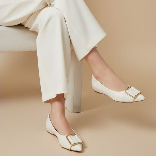 Sapatilha Feminina Confortável Luxo Elegante Mocassim Sapato Feminino Bico Fino Off White Enfeite