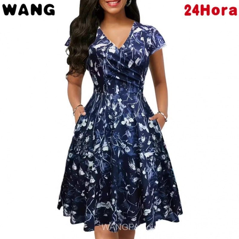 Vestido feminino de manga curta, com decote em V, estampado e corte justo.