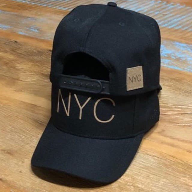 Boné Snapback NYC Anth.Co Bicolor todo Preto letras caramelo