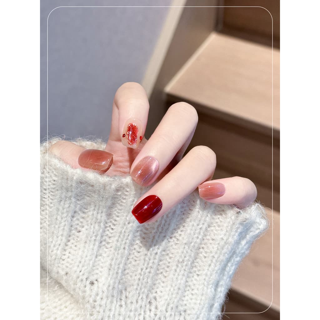 Linda capa usando unhas artesanais ano novo curto vermelho novo curto quadrado branco olho de gato unhas na moda outono