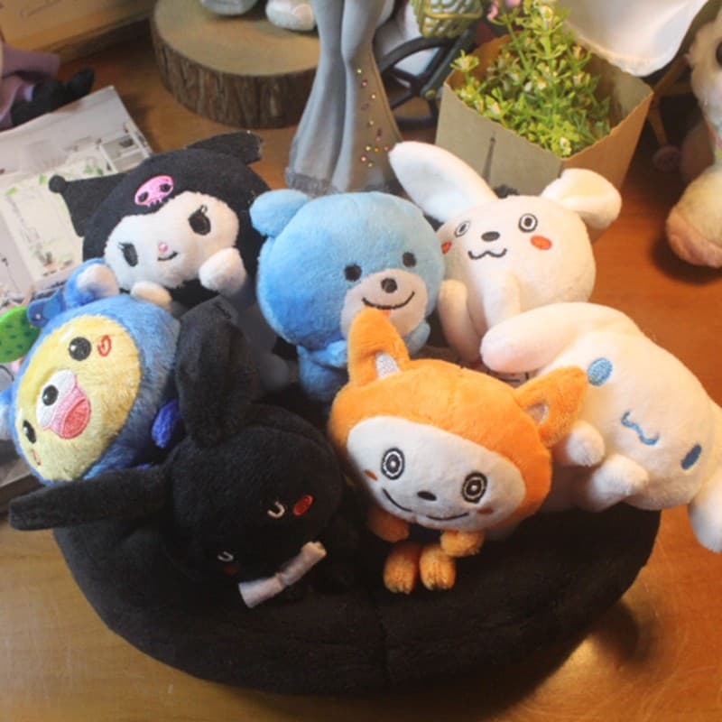 Pedido japonês Hello Kitty melodia boneca de pelúcia deitado postura pudim cão carro boneca mesa canto deitado boneca