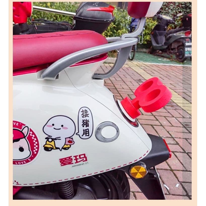 Acessórios fofos para scooters elétricas com pequenos padrões e decorações de corda para a parte traseira.