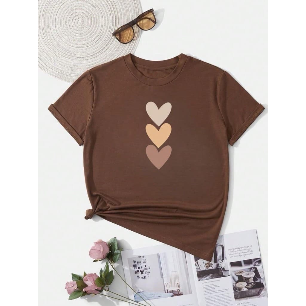 Camiseta feminina de malha com gola redonda e manga curta, comprimento regular e leve elasticidade para conforto diário