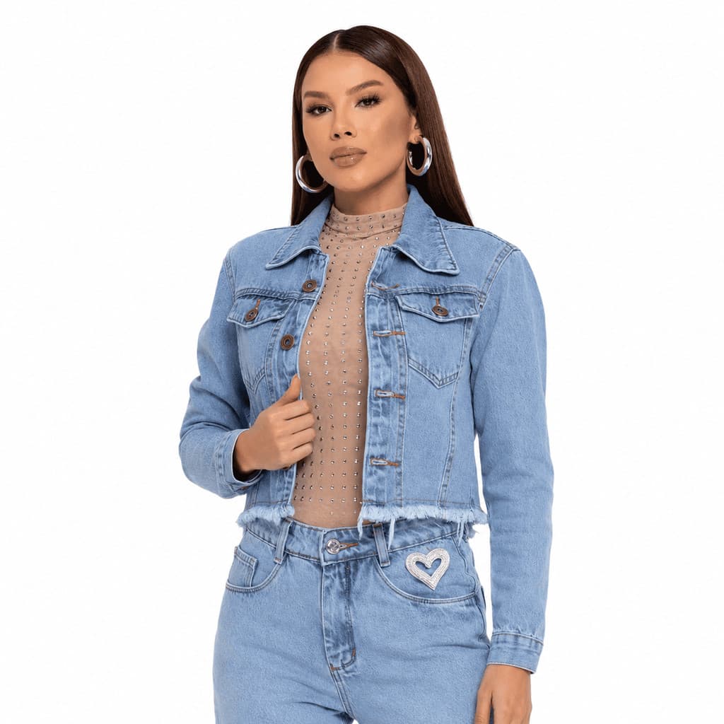 Jaqueta Jeans Feminina Cropped Manga Longa com Barra Desfiada e Bolsos