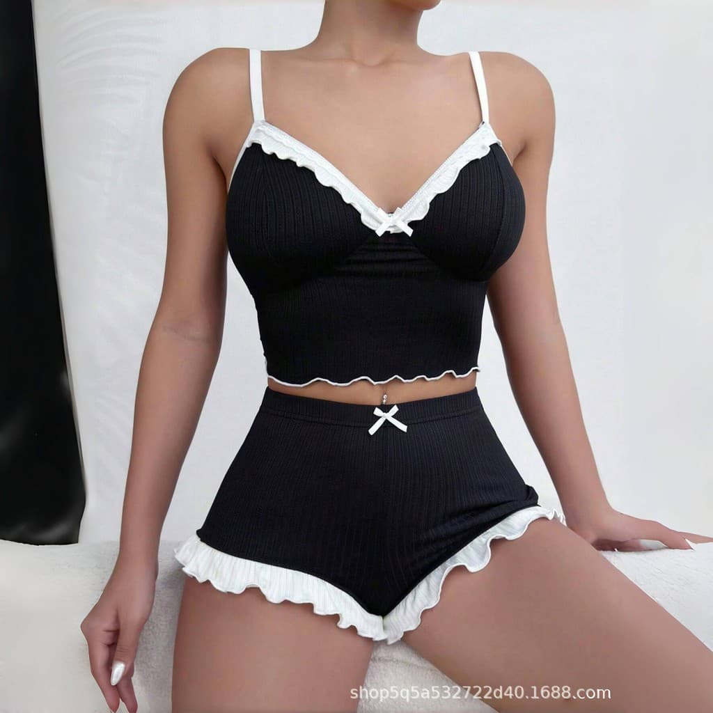 Conjunto de pijama com top de alcinha, acabamento em renda, shorts com babados e roupa confortável para cas