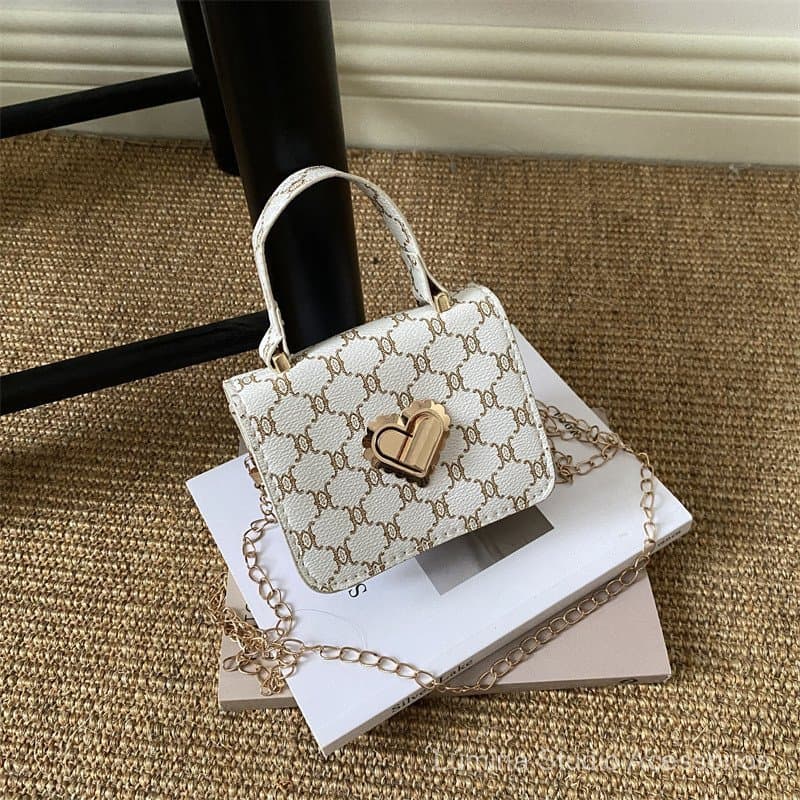 Mini Bolsa Feminina De Mão Couro PU Estampada Fecho Coração Dourado Com Alça Corrente