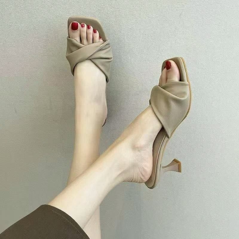 Sandálias chinelos femininos verão novo estilo simples de salto alto Flip-Flops salto de gato salto alto francês feminin