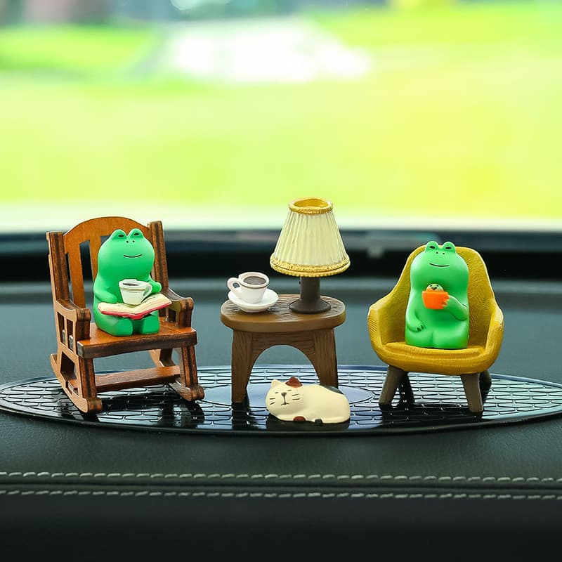 Ornamento de carro em resina com um sapo fofo em cadeira de balanço, decoração de interior de carro, decoração de painel
