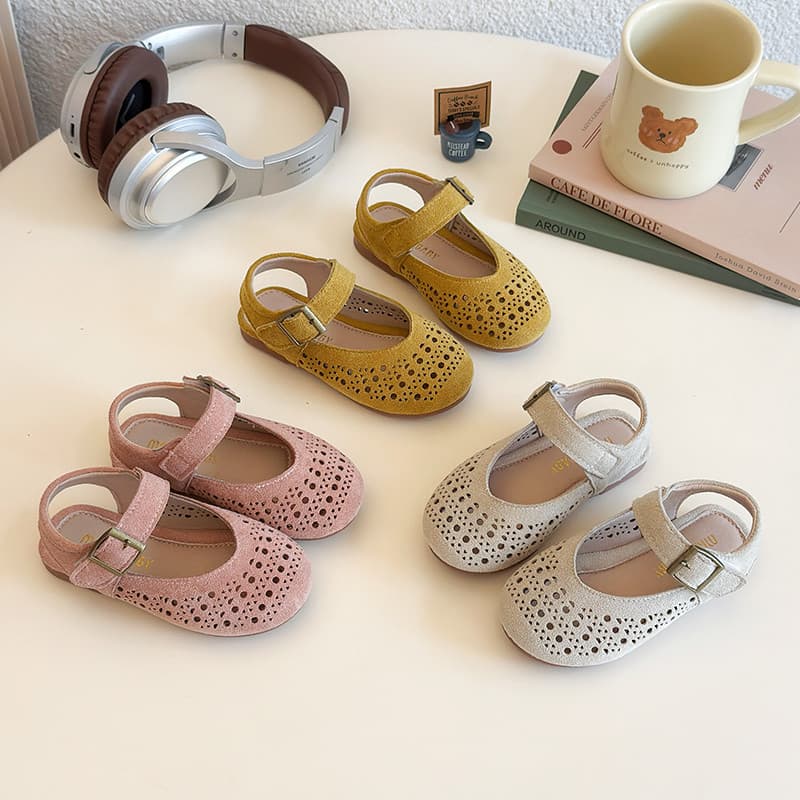 Crianças oco Toe-coberto sandálias 2026 verão novo estilo versão coreana menina Velcro plana sapatos de princesa