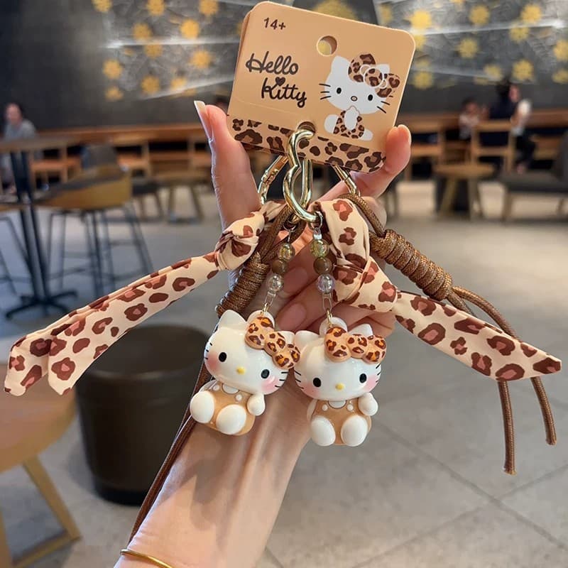 Pingente Sanrio com Estampa de Leopardo Autêntica, Chaveiro Hello Kitty, Enfeite de Bolsa Fashion de Gatinho Fofo, Peque