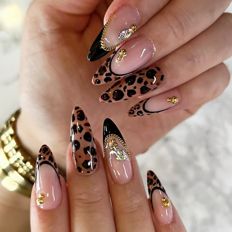 Unhas postiças com estampa de leopardo e efeito degradê, estilo francês, unhas artificiais sofisticadas e elegantes.