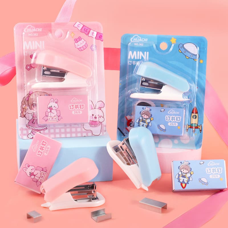 Mini conjunto de grampeador pequeno portátil grampeador livre estudante dos desenhos animados grampeador bonito papelari