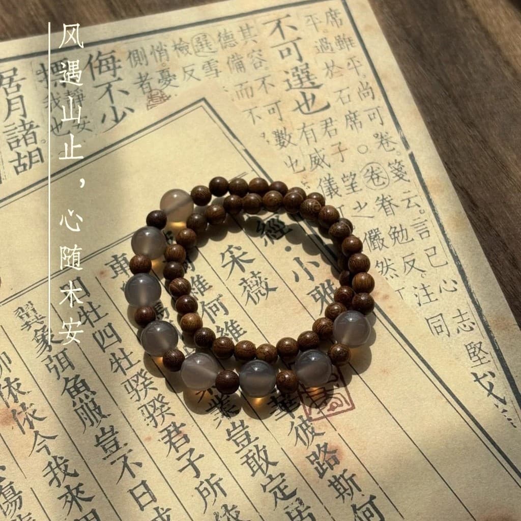 Nova pulseira feminina de design original em estilo chinês, com fios dourados, madeira de sândalo e ágata cinza, com aca