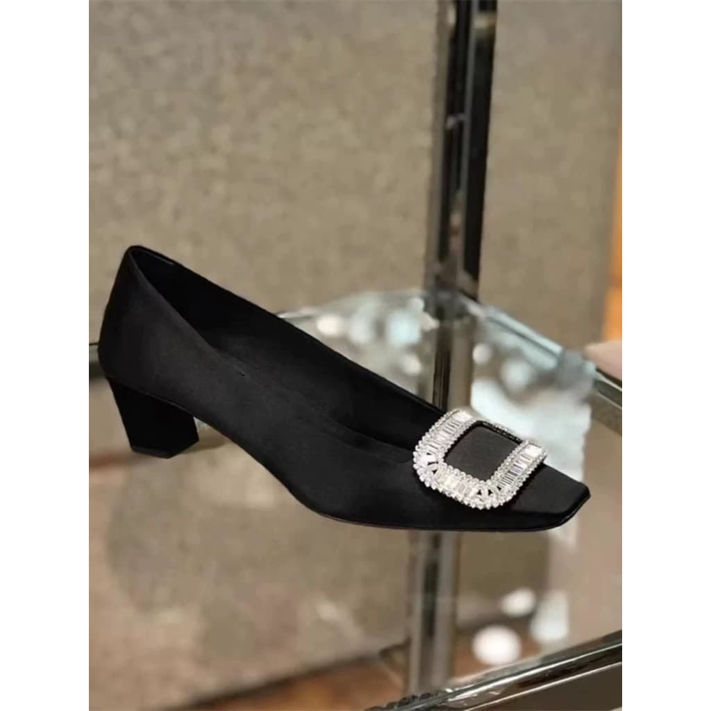 Salto alto strass fivela quadrada sapatos femininos 2025 primavera novo estilo dedo do pé quadrado elegante cetim sapato