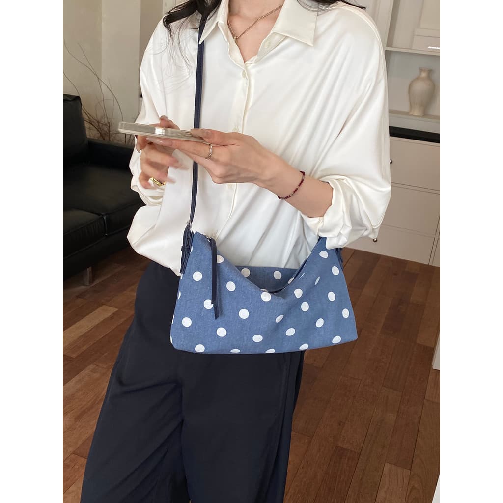 Bolsa bonita Popular deste ano feminina 2026 novo estilo verão azul bolinhas axilas bolsa mensageiro bolinho na moda