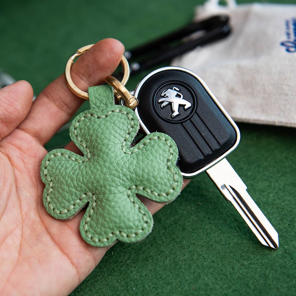 Pacote de Material DIY couro genuíno sorte trevo de quatro folhas pingente saco de carro pendurado chave pendurado estil