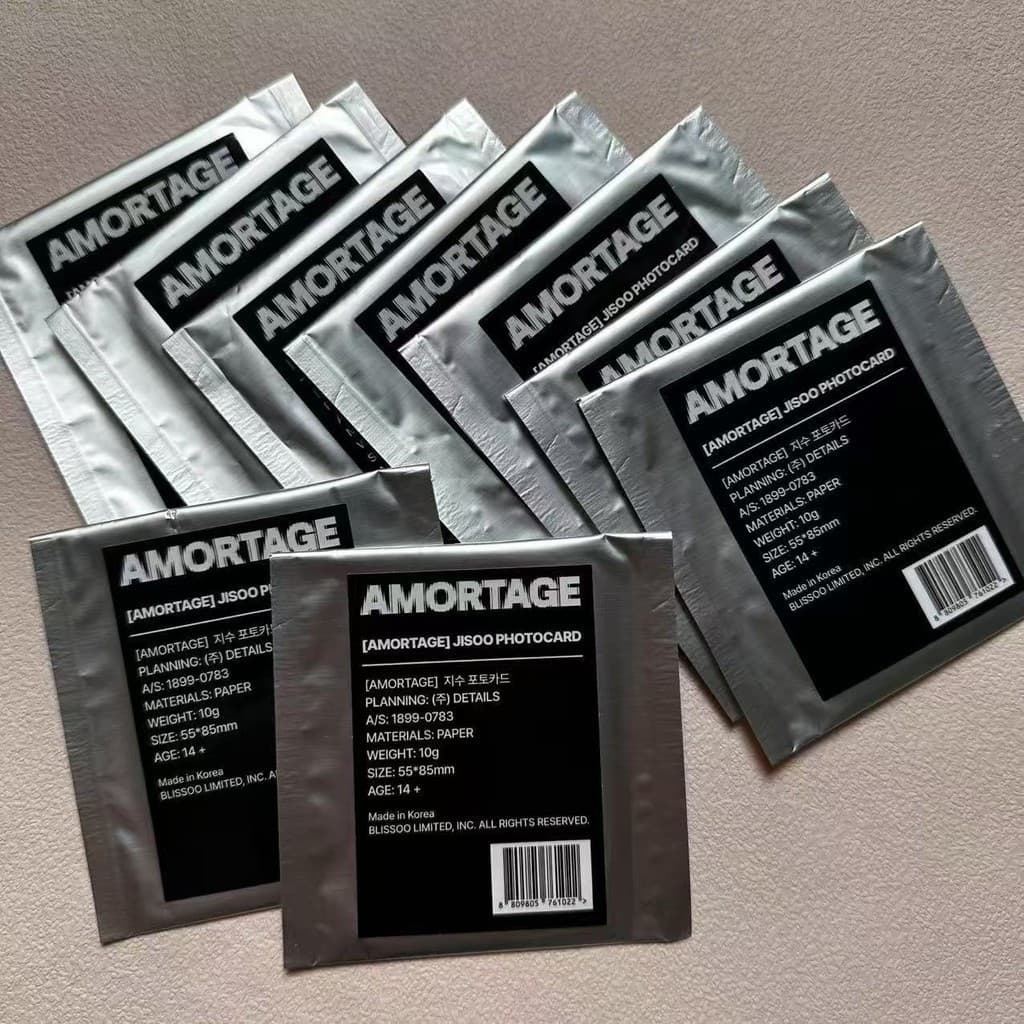 Cartões com fotos aleatórias do álbum pessoal "AMORTAGE" da ídola do Kpop Jisoo, coletados pela CNSA NZTY.