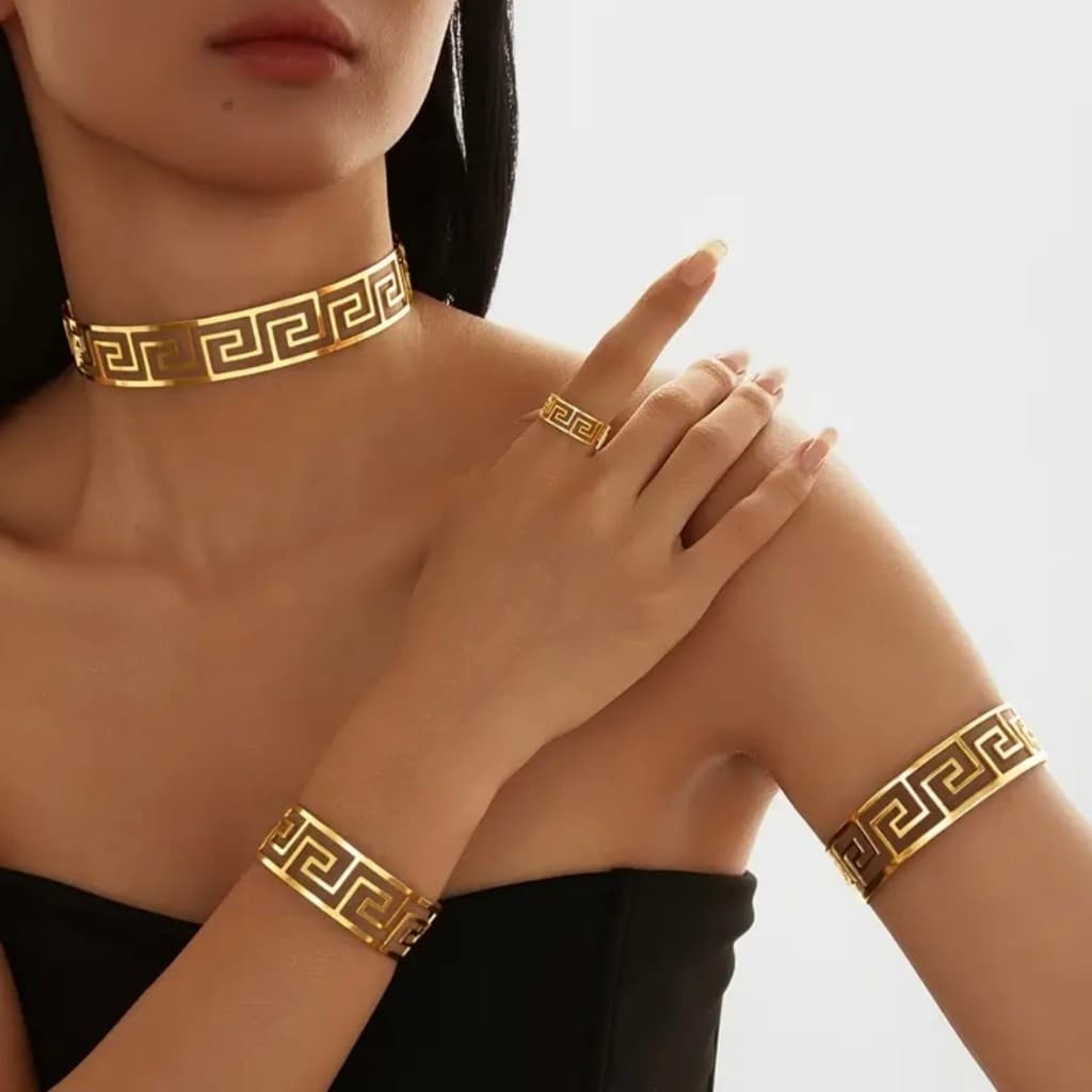 Kit 4 Peças Ajustáveis Grego Feminino – Colar Choker, Pulseira, Anel e Bracelete Banhado Ouro 18K e Prata 925