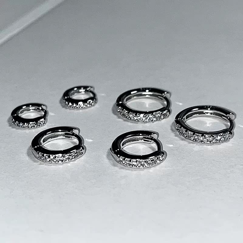 Brincos super brilhantes para mulheres, cheios de diamantes, confortáveis para os ouvidos, não precisam ser retirados ao