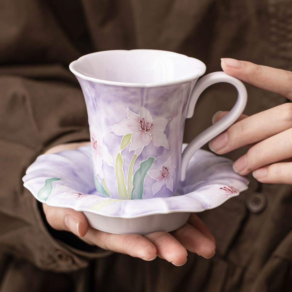 Estilo europeu pintado à mão roxo lírio pétala xícara de café requintado chá da tarde conjunto de pires de cerâmica