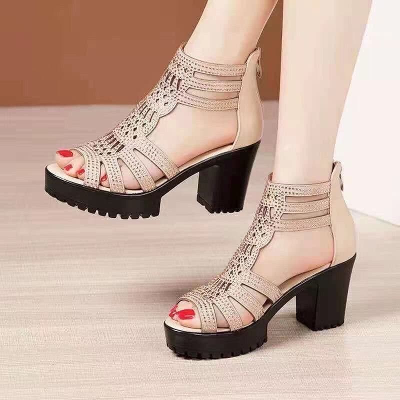 Sandálias de couro macio Real femininas verão exterior usar sola macia salto médio grosso oco sapatos femininos sola gro
