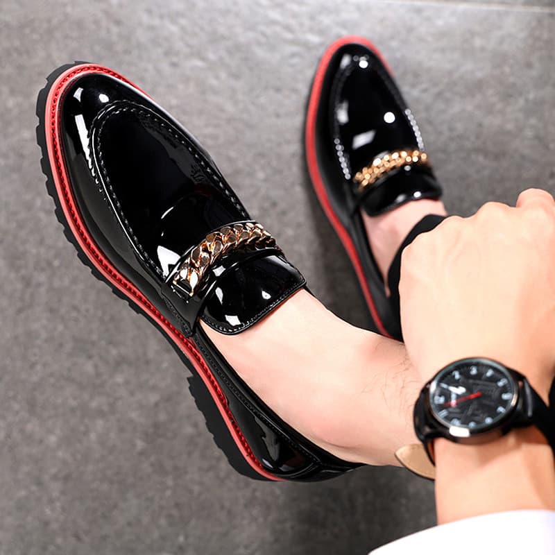 Versão coreana couro envernizado sapatos de couro brilhante homens jovens capa-pé sapatos masculinos de um pé aumentado