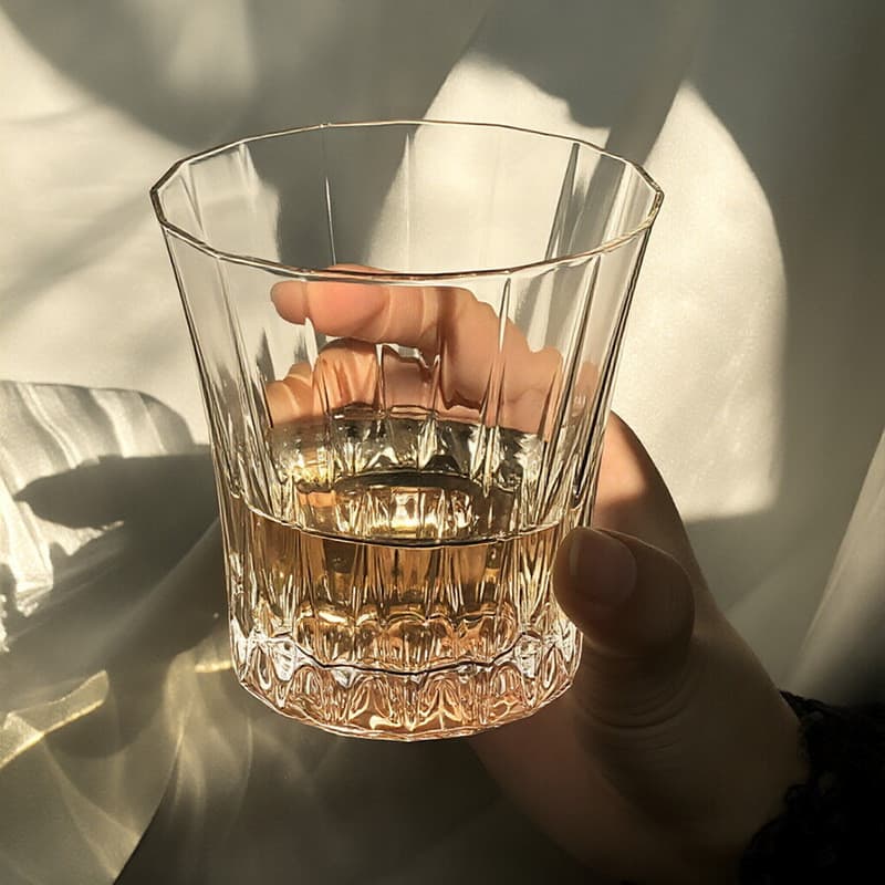 Restaurante diamante vidro copo de água espumante copo de suco copo de leite bebida fria xícara de café copo de uísque.