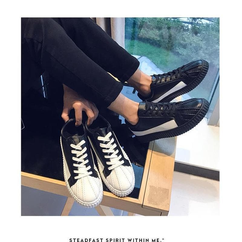 Tênis antiderrapante de superfície de couro combinando com cores de alto valor All-Match Pequenos sapatos pretos e branc