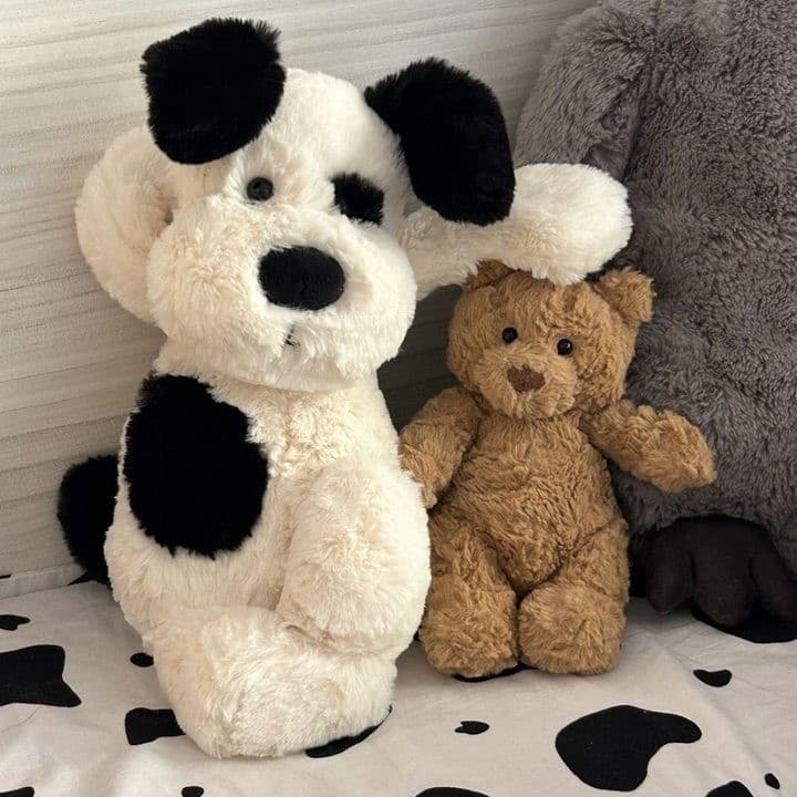 Cachorrinho de pelúcia fofo e tímido, bebê preto e branco, pelo macio, acompanha bonecos piratas, adequado como presente